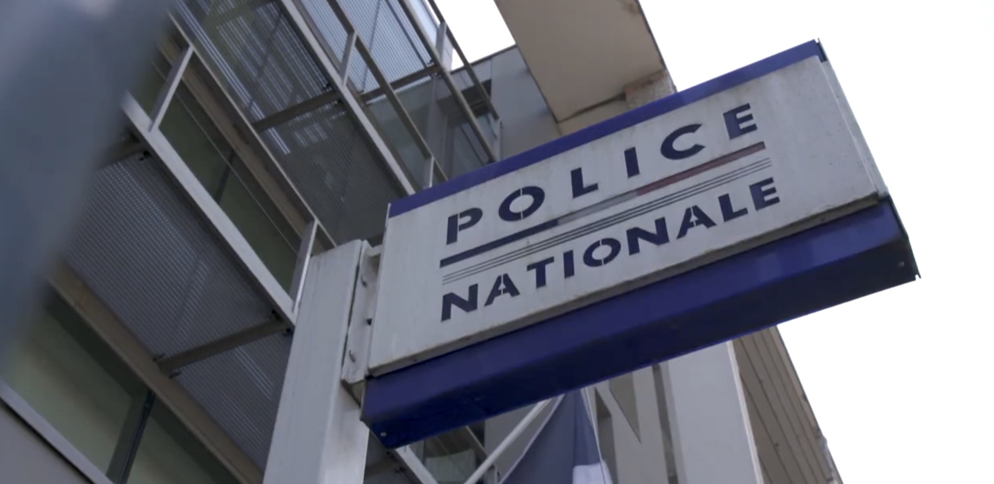 brutofficiel's tweet card. Des perquisitions ont eu lieu mardi au siège de l'office anti-stupéfiants (Ofast) à Nanterre (Hauts-de-Seine) ainsi qu'aux domiciles de deux policiers, par des agents de l'IGPN, la police des...