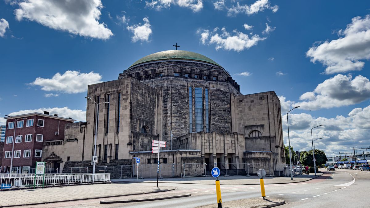 BoertjePummel's tweet card. De Koepelkerk in Maastricht is per direct gesloten. Die beslissing heeft de gemeente gemaakt nadat er vorige week meerdere stenen uit de gevel naar beneden waren gevallen.