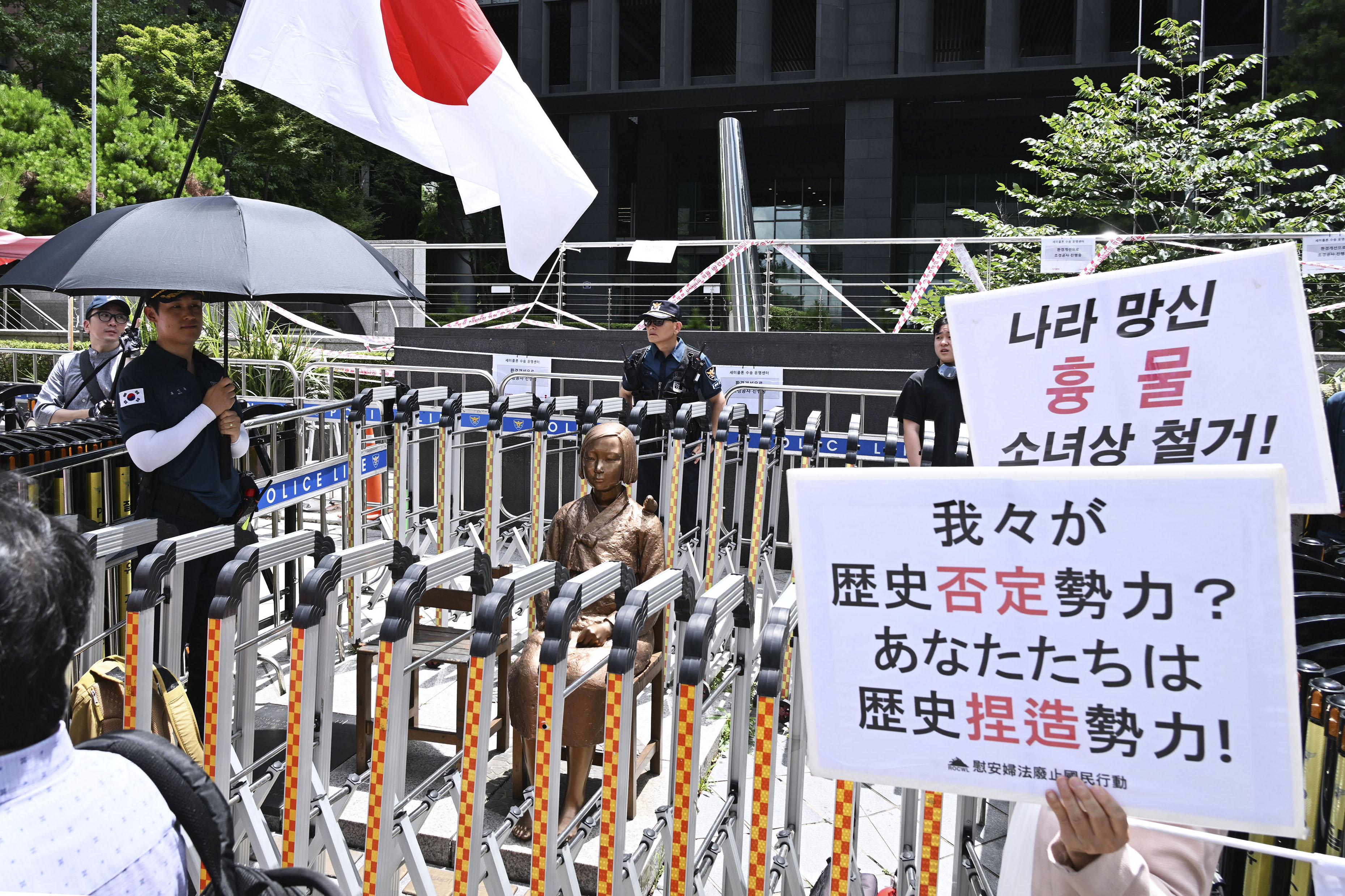 kyodonohate's tweet card. 　【ソウル共同】旧日本軍の従軍慰安婦問題を象徴するソウル中心部の少女像前で23日、韓国の右派団体が像の撤去などを主張する集会を行った。「少女像を守る」として、座り込んできた左派団体が最近撤収したことを ...