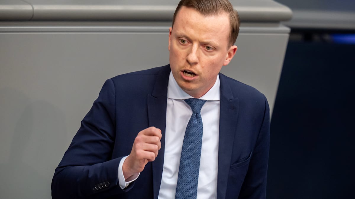 Disfosgen's tweet card. Aufrufe zur Gewalt und zum Mord an Drusen, antisemitische Slogans und das Gutheißen von sexueller Gewalt: Die Szenen einer Demonstration in Berlin sorgen für Debatten. Der SPD-Außenpolitiker Ahmeto...