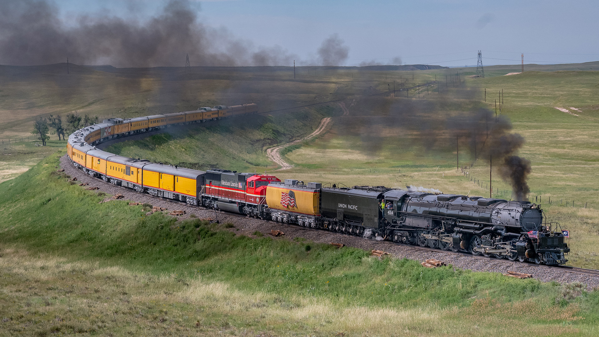 UnionPacific's tweet card. The two locomotives appeared together for the first time in Wyoming and Colorado.