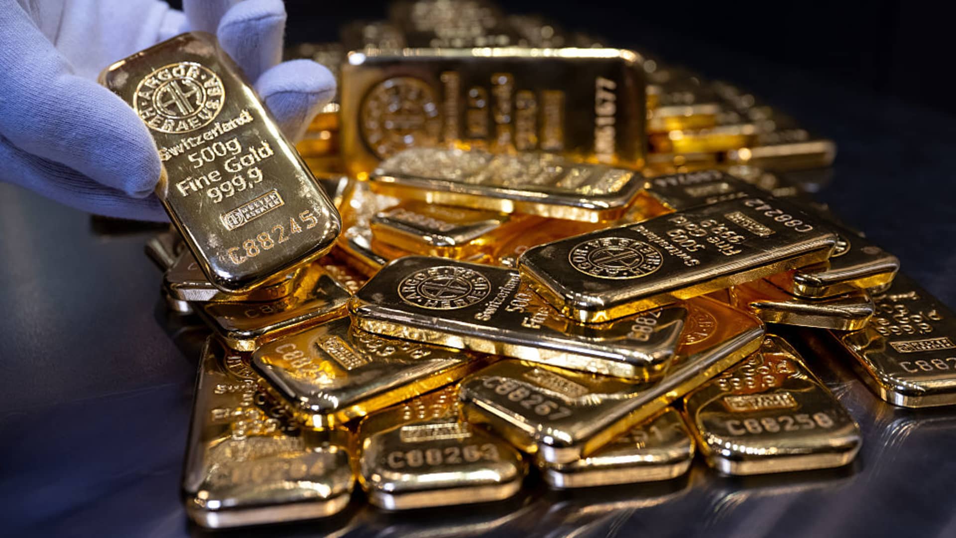 DavidZanca's tweet card. A growing number of central banks are buying domestically mined gold to build up reserves. 