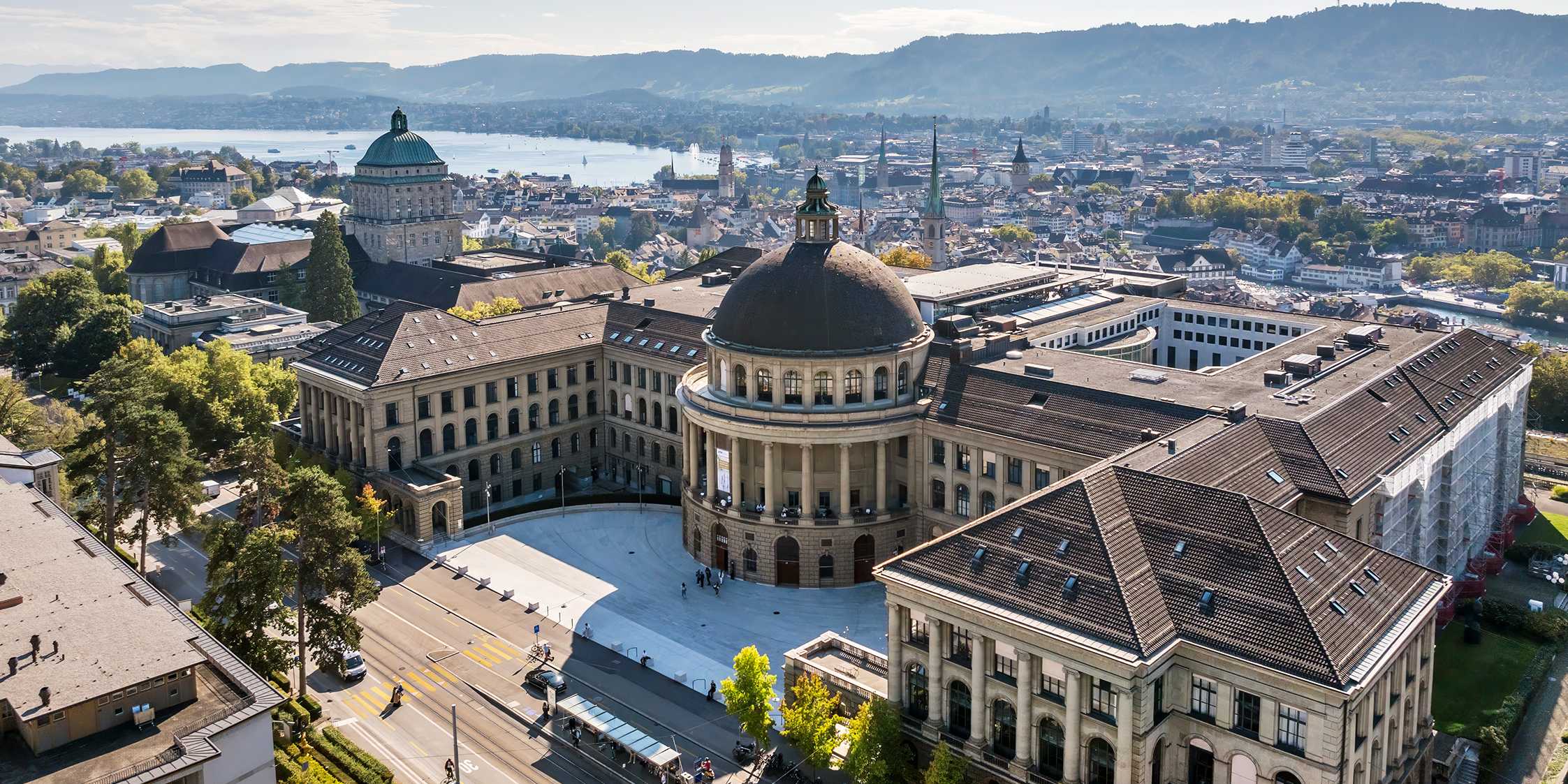 ETH's tweet card. In insgesamt 16 Disziplinen rangiert die Hochschule unter den weltweit zehn besten. Das sind die neuen Ergebnisse des «QS World University Rankings» nach Fächern.