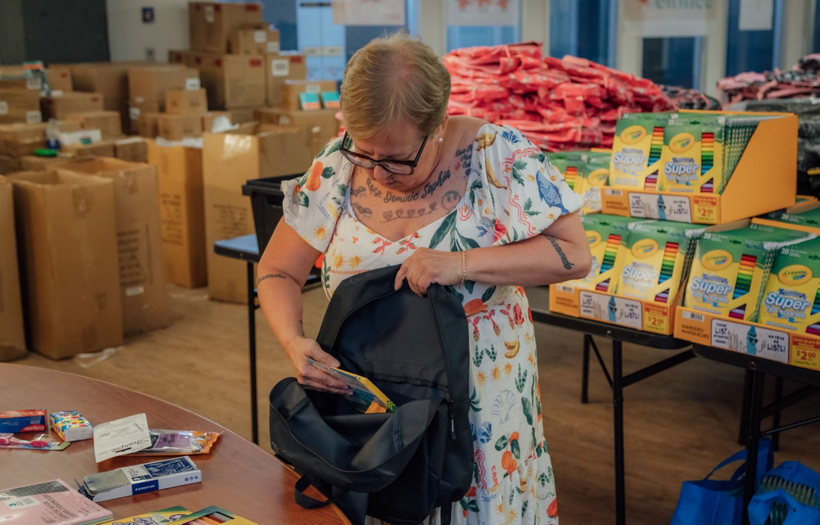 fievez_raphael's tweet card. Plusieurs milliers de jeunes recevront gratuitement un sac à dos garni de fournitures scolaires.