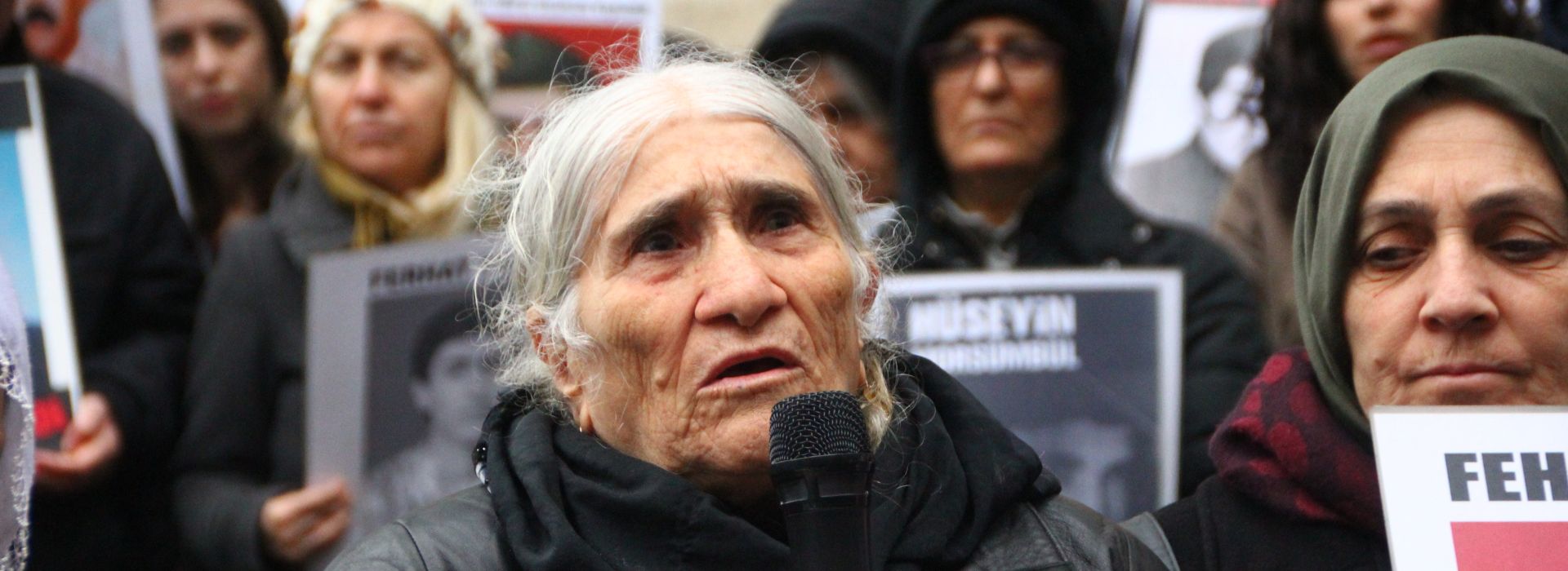 amnestyitalia's tweet card. Emine Ocak, una delle prime madri del sabato, l'associazione che da 30 anni scende in piazza ogni settimana, è deceduta il 23 luglio.