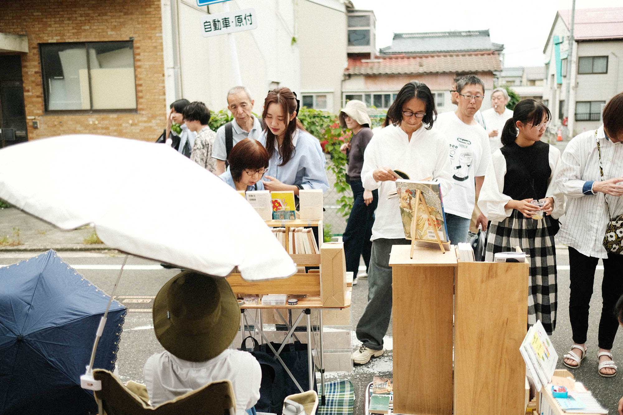 ngt_booklight's tweet card. 「一箱古本市in現代市2025」 出店者アンケートのうち引用OKの中から、全部ではなくすみませんが一部を抜粋して、以下に掲載させていただきます。 ※今回の様子は「売上冊数・金額上位発表」ページにも少し書いています。宜しければこちらもご覧ください。 今回初めての出店で　どのくらい売れるか全く見当がつきませんでしたが、10分から15分おきくらいに買われる方がいてたいへん楽しかったです。バンド・デシネや