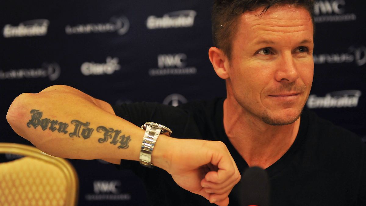 ntvde's tweet card. Felix Baumgartner stürzt im Italien-Urlaub mit einem Gleitsegel dramatisch ab und schlägt neben dem Pool einer Ferienanlage auf. Der letzte Flug des Extremsportlers wirft weiter Fragen auf. Die...