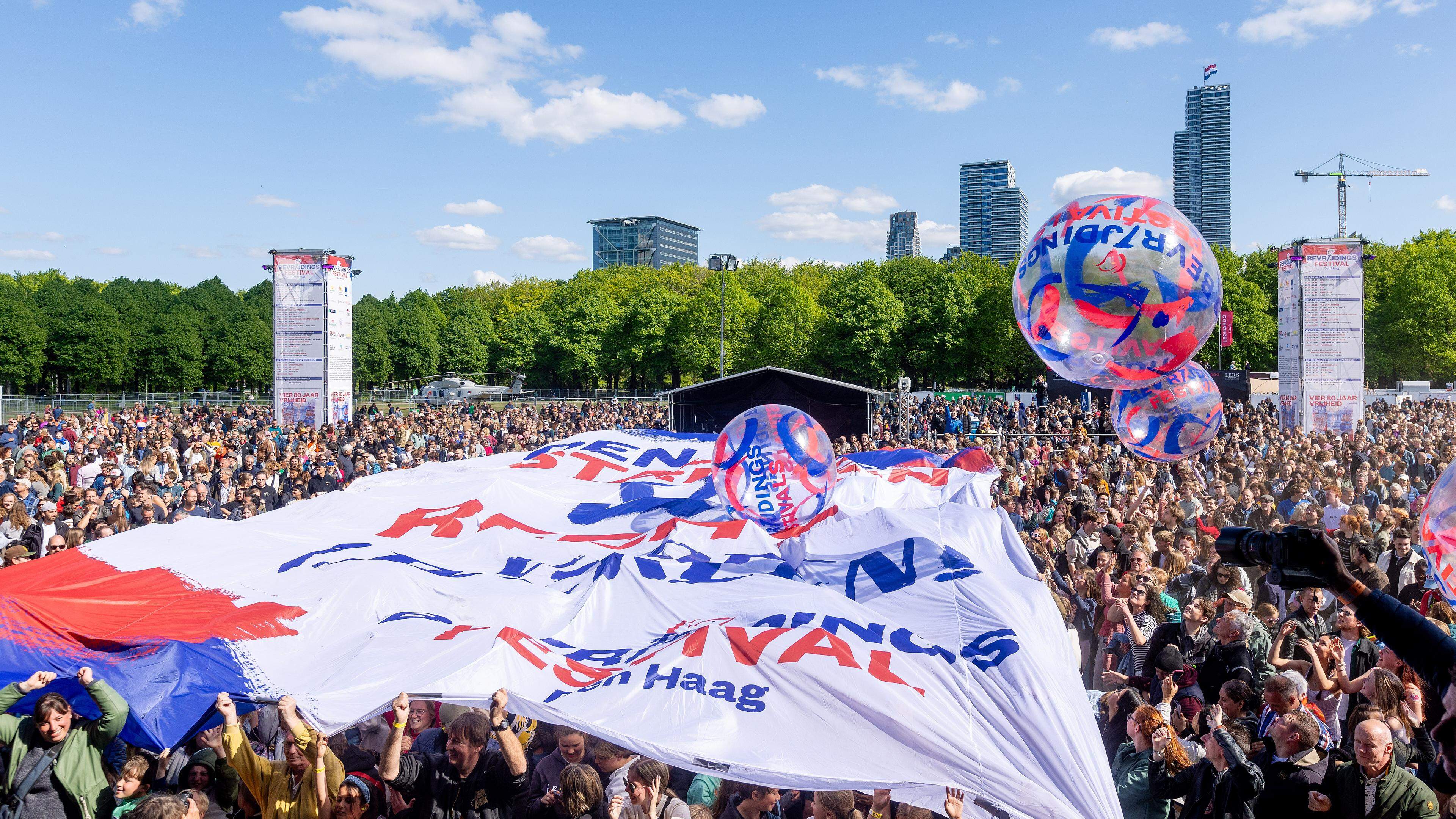 telegraaf's tweet card. Dag van de Arbeid, Allerheiligen, Nationale herdenking voor de bestorming van de Bastille: het zijn nationale feestdagen waar de Franse regering het mes in wil zetten. Want een dag niet gewerkt, is...