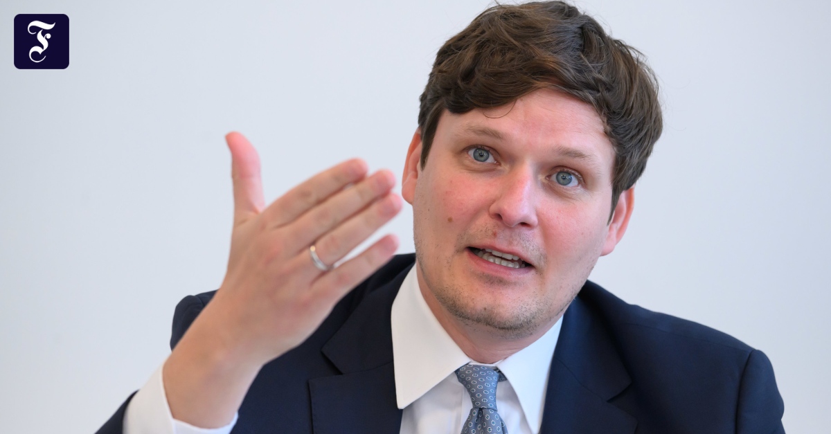 FAZ_Politik's tweet card. In den sächsischen Schulen wird das Gendern mit Sonderzeichen als Fehler gewertet. Daran ändert sich auch mit dem neuen Kultusminister Clemens nicht.