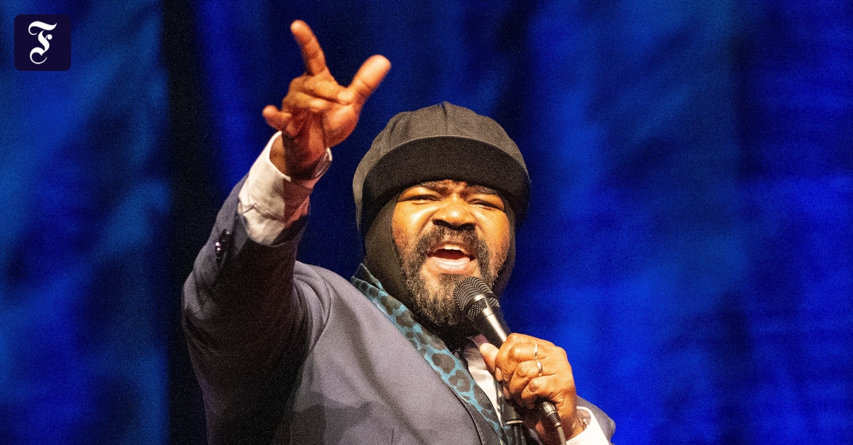 FAZ_Feuilleton's tweet card. Souljazz-Meister Gregory Porter und seine Band vertreiben den Regen über dem Wiesbadener Kurpark. Breitet Porters warmes Timbre im übertragenen Sinne eine weiche Decke aus, zieht seine fabelhafte...