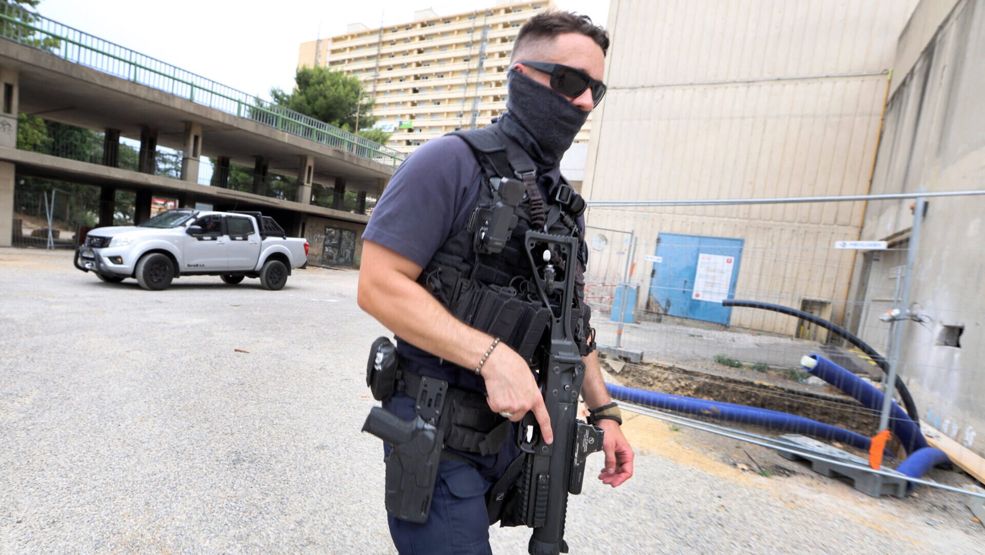 apollo_news_de's tweet card. Wegen eskalierender Gewalt in Brennpunkten der Drogenkriminalität verhängt die französische Stadt Nîmes eine nächtliche Ausgangssperre für Jugendliche unter 16 Jahren.