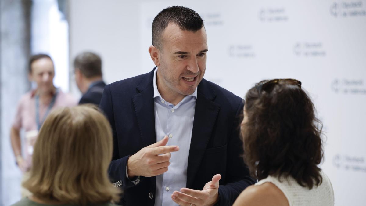 HectrSanjuan's tweet card. El presidente de la Diputación de Valencia, Vicent Mompó, ha explicado este miércoles que ha recopilado las facturas de sus dos teléfonos -el personal y el de la