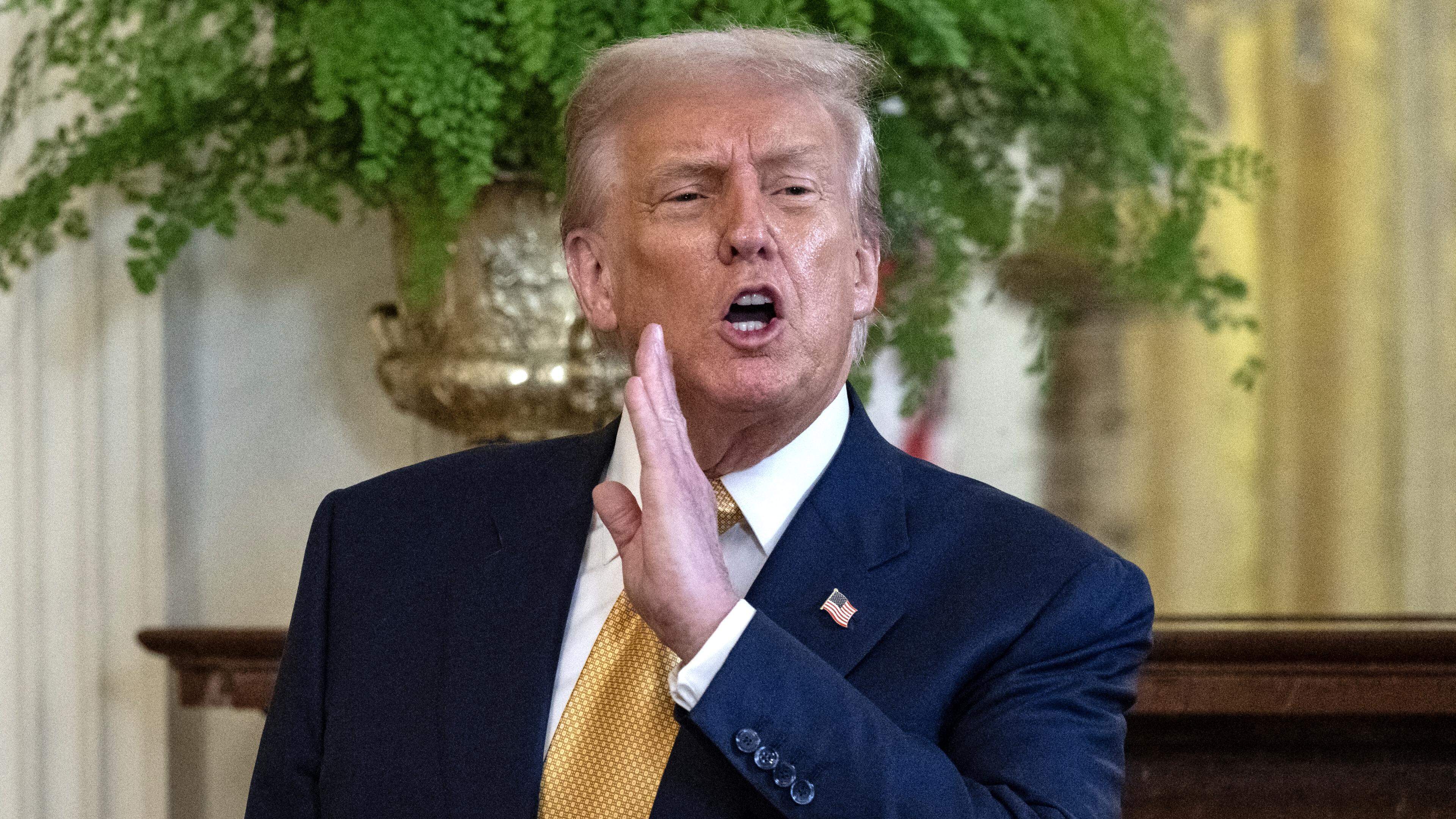telegraaf's tweet card. Woede en verraad splijten de MAGA-beweging: de onthulling van de Epstein-files valt tegen, het vertrouwen in Trump brokkelt af. Niet de tegenstanders, maar Trumps eigen regering jaagt zijn aanhang in...