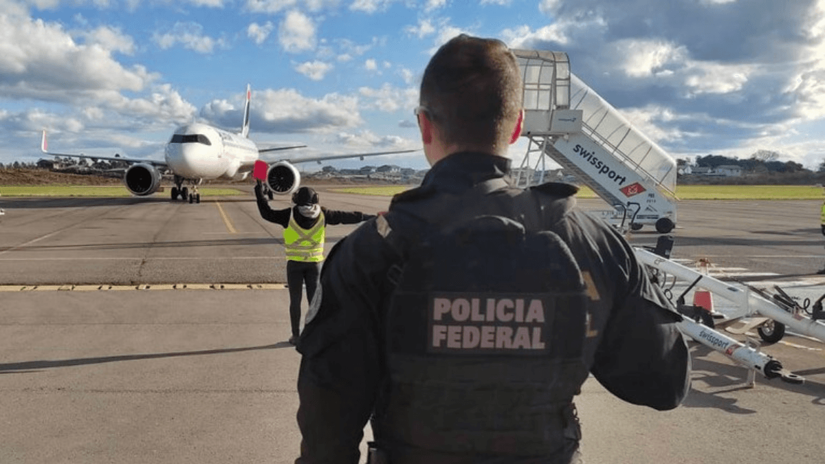 BandJornalismo's tweet card. Segundo a Polícia Federal, a investigação contou com a colaboração de forças policiais da França e Portugal por meio da Interpol...