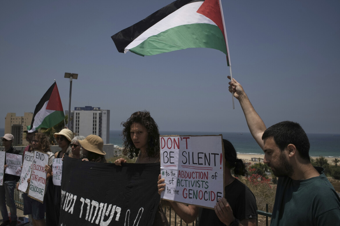 ChiaraCruciati's tweet card. Israele (Internazionale) La Madleen è ancorata al porto di Ashdod, la città fondata dal neonato Stato di Israele otto anni dopo la Nakba a una manciata di chilometri dalla cittadina palestinese di...