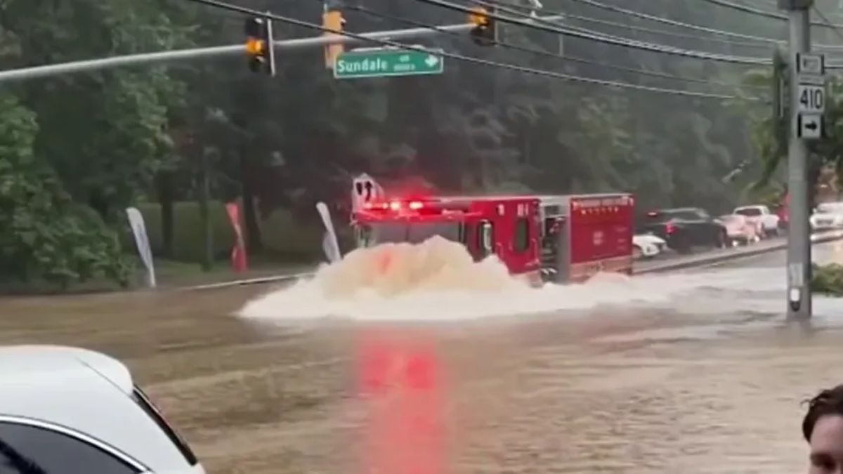 Telemundo44's tweet card. Bomberos estaban respondiendo a unas personas atrapadas en un automóvil durante inundaciones el sábado en Silver Spring.