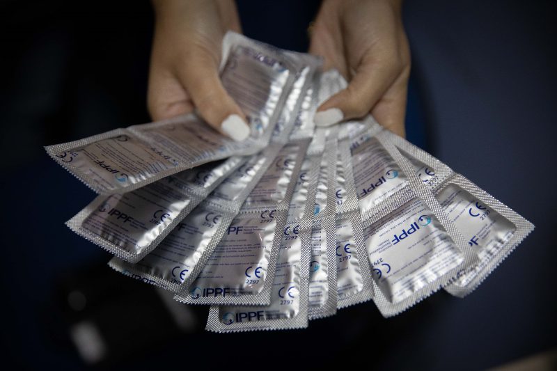 efeminista_efe's tweet card. El Fondo de Población de las Naciones Unidas ha donado a Panamá 144.000 condones y 5.000 lubricantes para prevenir embarazos en adolescentes.