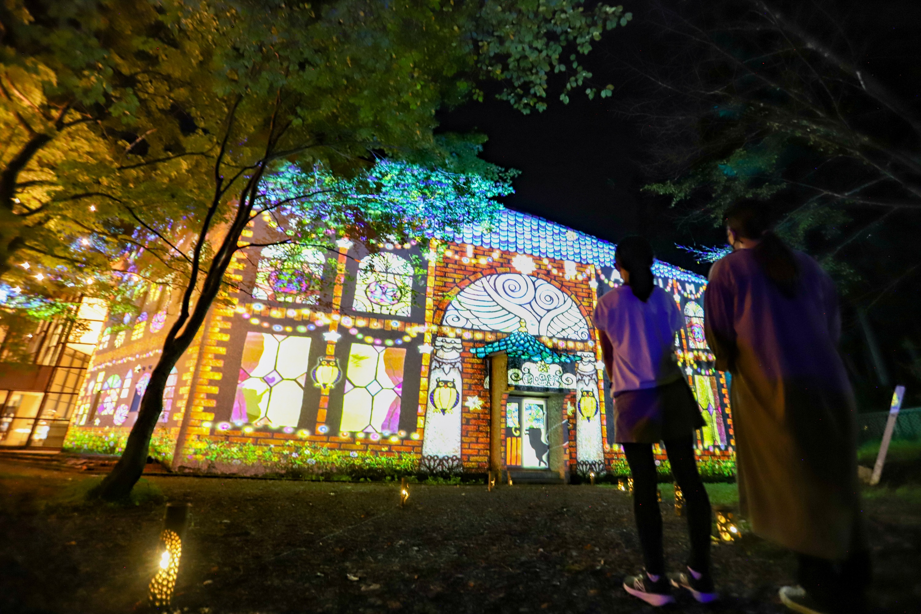 cj3_event's tweet card. 【画像キャプション：メインビジュアル】 群馬県みなかみ町のキャンプ場「ちばむらオートキャンパーズリゾート」で開催される体験型アートイベント「チバームランド・光の切り絵ナイトウォーク」。光の切り絵作家・酒井敦美が創り出す幻想的な幻灯空間と、作曲家サキタハヂメによる自然の音を取り入れた音楽が融合し、自然とアートが共鳴する特別な夜の散歩が体験できます。雑貨ショップ「リンカンマルシェ」やフォトスポッ...