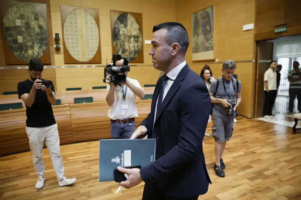 elmundoes's tweet card. El presidente de la Diputación de Valencia, Vicent Mompó, sigue enredado en su declaración como testigo ante la jueza de lo sucedido el día de la dana. Ante la magistrada Nuria...