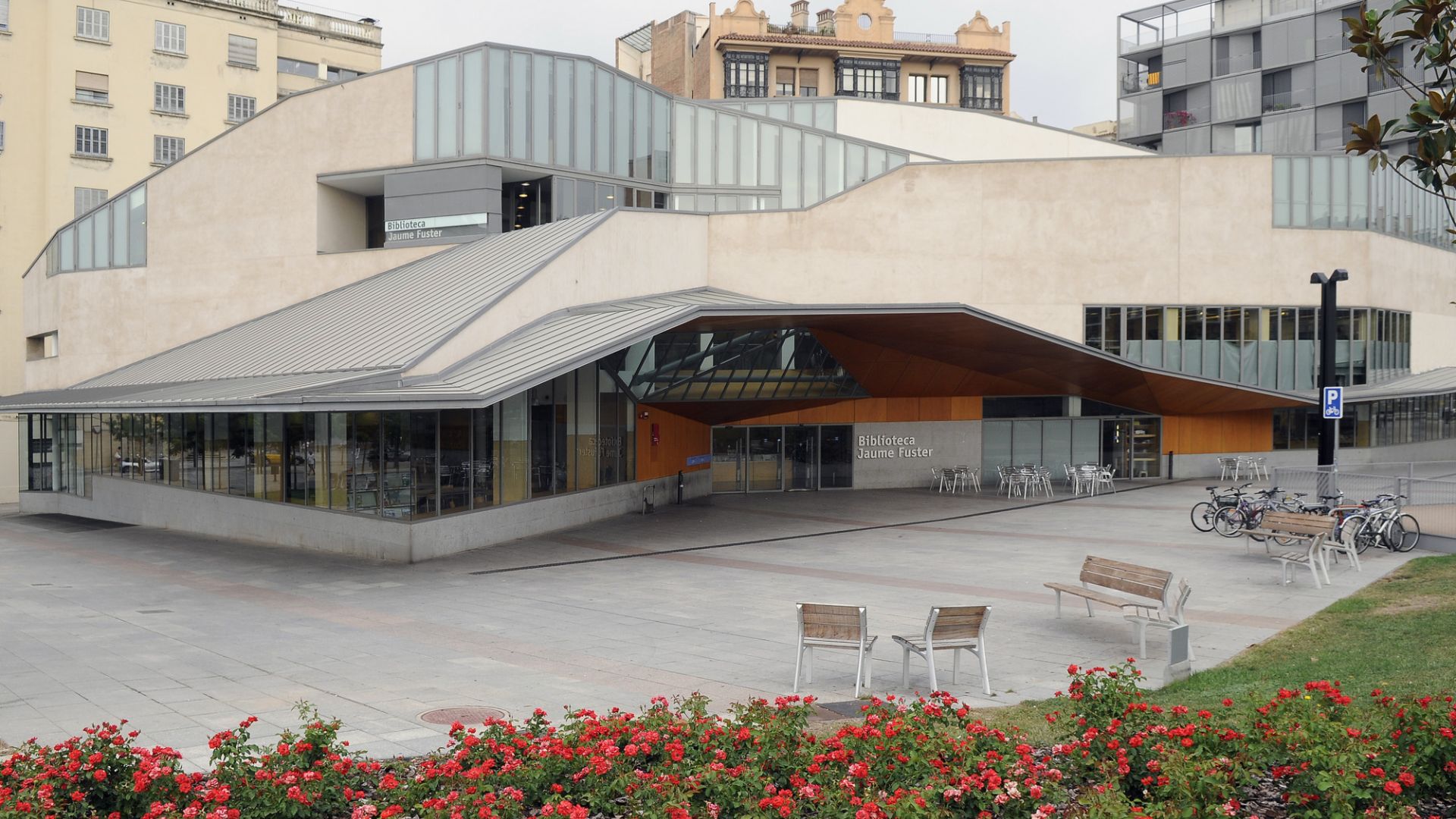 btvnoticies's tweet card. La Biblioteca Jaume Fuster rebrà el Premi Liber 2025 a la millor iniciativa de foment de la lectura en biblioteques obertes al públic.