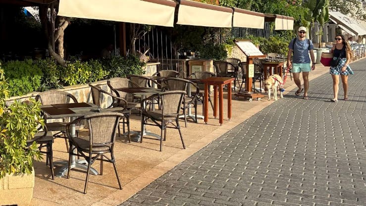 Blickch's tweet card. Die Strände auf der Ferieninsel Mallorca sind aktuell besonders voll. Trotzdem verzeichnen die Restaurants den schlechtesten Sommer seit der Corona-Pandemie. Sie müssen sogar Mitarbeitende entlassen.