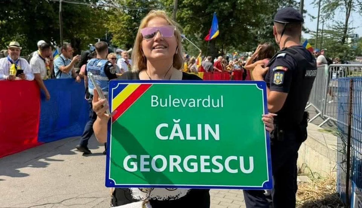 ak24ro's tweet card. Imagini halucinante, miercuri, cu sustinatorii lui Calin Georgescu in fata IPJ Ilfov. Oamenii erau pur si simplu disperati sa il atinga, iar niste parinti i-au pus fetei lor la gat o cravata rosie de...