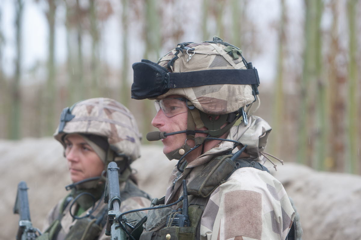 Flygvapenchef's tweet card. Kompaniet rullade in i en fridfull afghansk by men plötsligt slog kulor och granater ner. Egna soldater låg skadade och döda. Major Anders Eckerberg, P 18 och överstelöjtnant Liridona Dauti vid F 17...