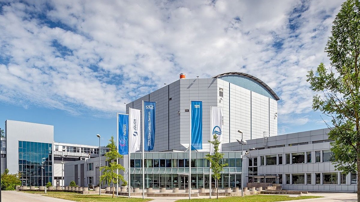 TU_Muenchen's tweet card. To advance the development of fusion energy reactors, a new neutron research project is being launched at TUM's FRM II.