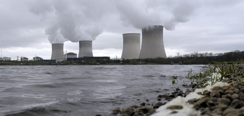 jungewelt's tweet card. Aktivisten demonstrieren gegen den Ausbau des französischen Kernenergiesektors
