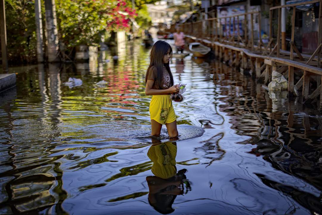 News24's tweet card. Heavy flooding inundated the Philippines’ capital, forcing tens of thousands of people to flee and schools and government offices to shut, while a fresh storm brewed off the coast.