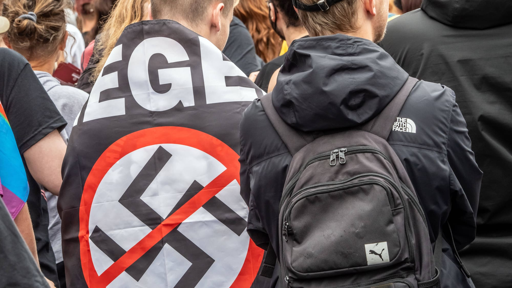 Blickch's tweet card. 25 Männer in Wehrmachts-Uniformen marschierten am Wochenende durchs Berner Oberland – Hakenkreuze inklusive. Bundesrat und Parlament wollen solche Auftritte künftig büssen.