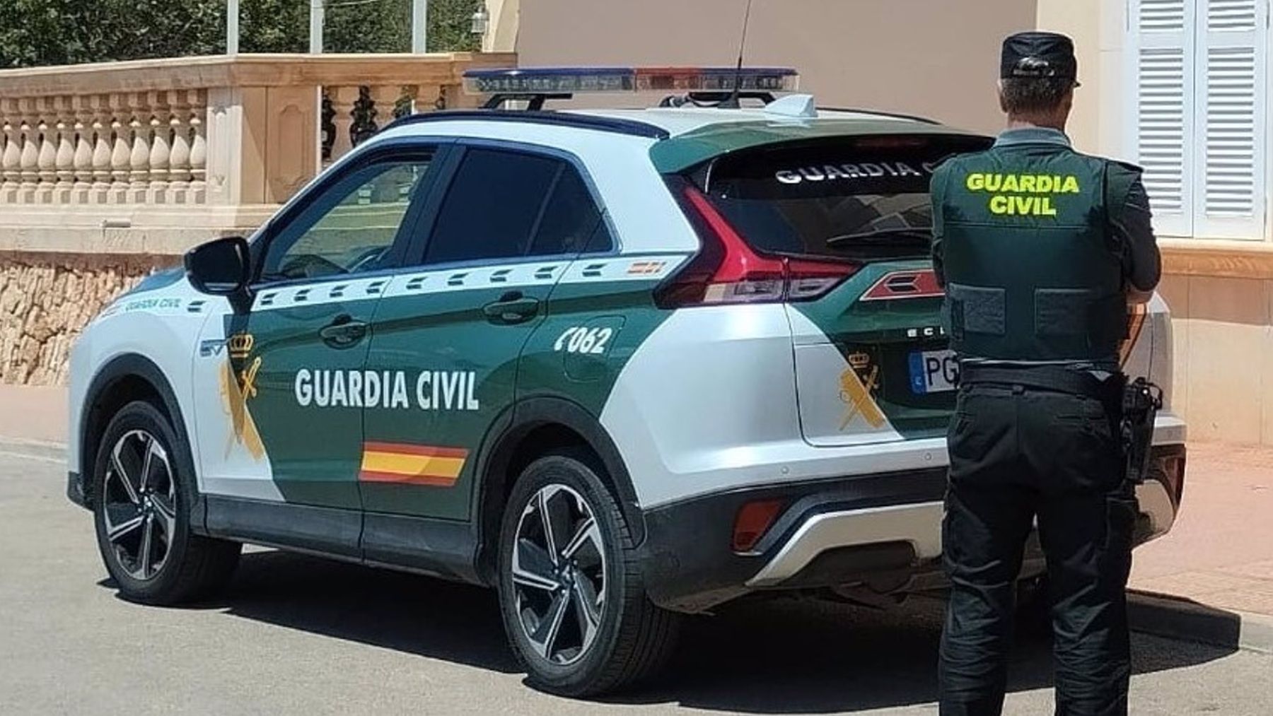 jemahuja's tweet card. Tres marroquíes arrancan los dientes de una brutal paliza a un panadero de Granada que les pidió no drogarse frente a niños.