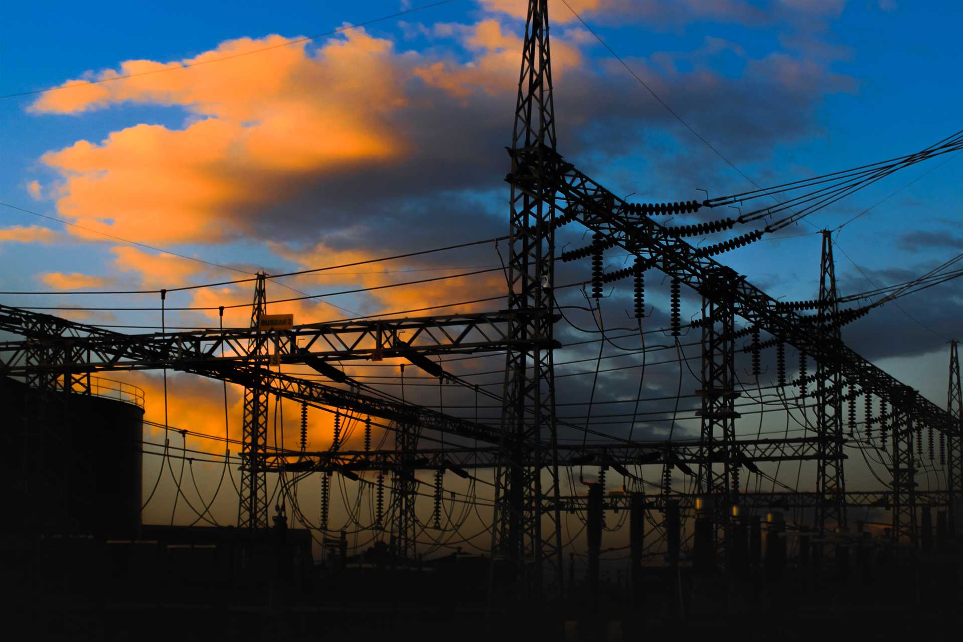 ZachBDell's tweet card. How to leverage distributed energy and data centers to build a reliable grid that works for everyone.