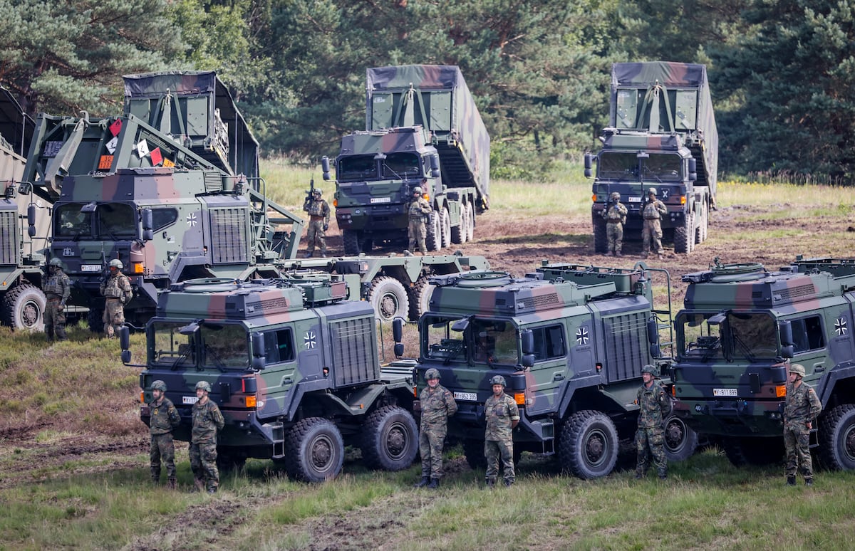 defense_news's tweet card. The "Bundeswehrbeschaffungsbeschleunigungsgesetz" law would remove the stop-work period that typically follows legal challenges against contract awards.