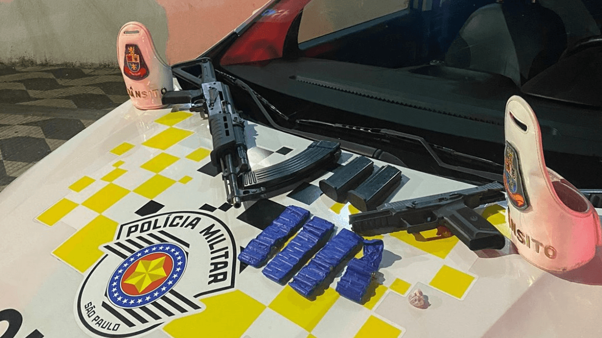 BandJornalismo's tweet card. Câmeras de monitoramento flagraram a suspeita embarcando no veículo com o armamento. Ela foi encaminhada ao 8º Distrito Policial do Brás...