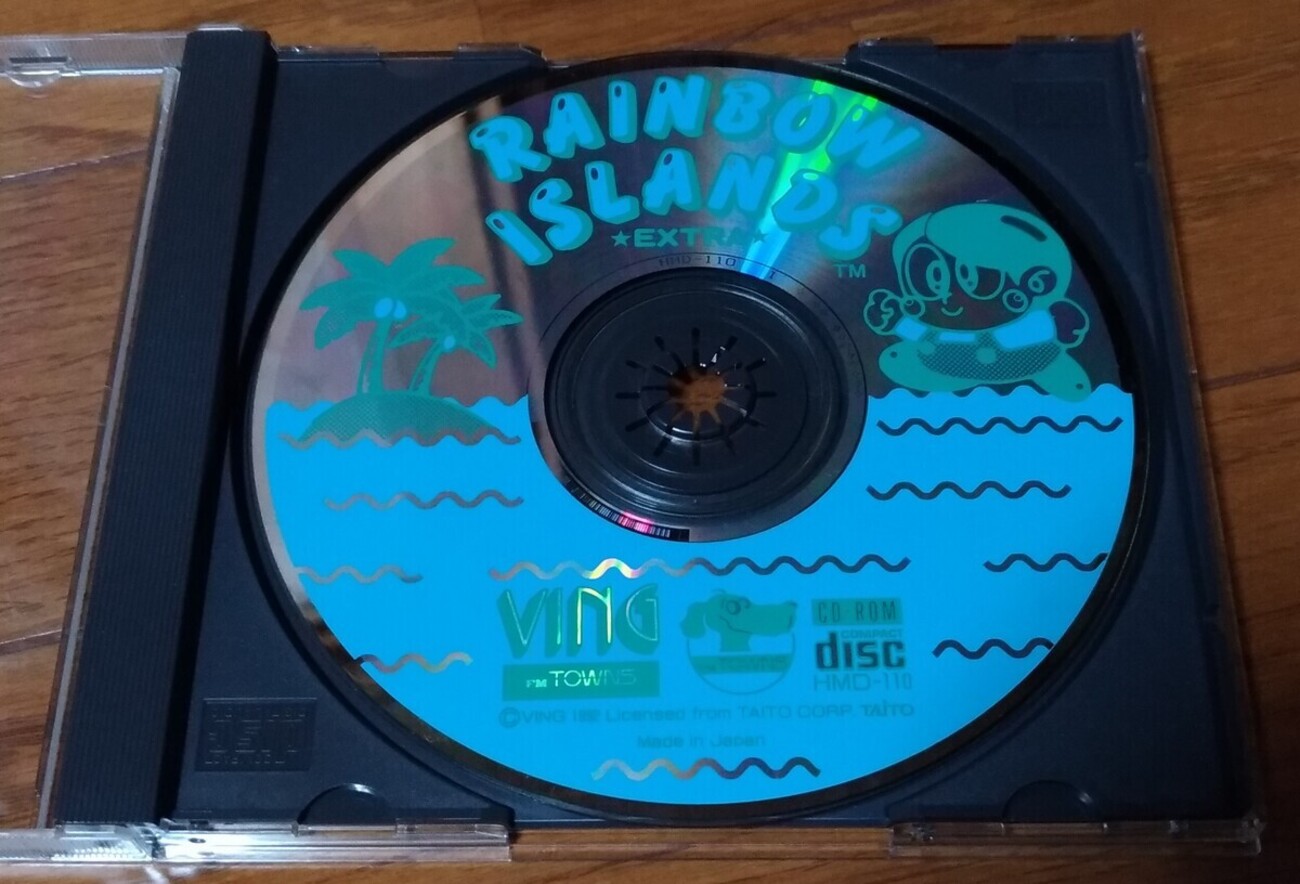 SasaPoplar's tweet card. ヤフオクでジャンクのFM TOWNS版「レインボーアイランド エキストラ」を落札したものの、商品説明では記録面に傷多しとは説明があったとはいえ傷どころかレーベルの反射層がところどころ剥がれており、蛍光灯越しに除くとCDが虫食いのよう透けて見える、イメージ化しようにも29トラック中20トラック目でエラーが発生して読み込み…