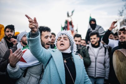 InfoMigrants's tweet card. Germany introduced a freeze on decisions in asylum cases involving Syrian applicants six months ago. This has significantly lengthened the time between asylum applications and decisions for Syrians...