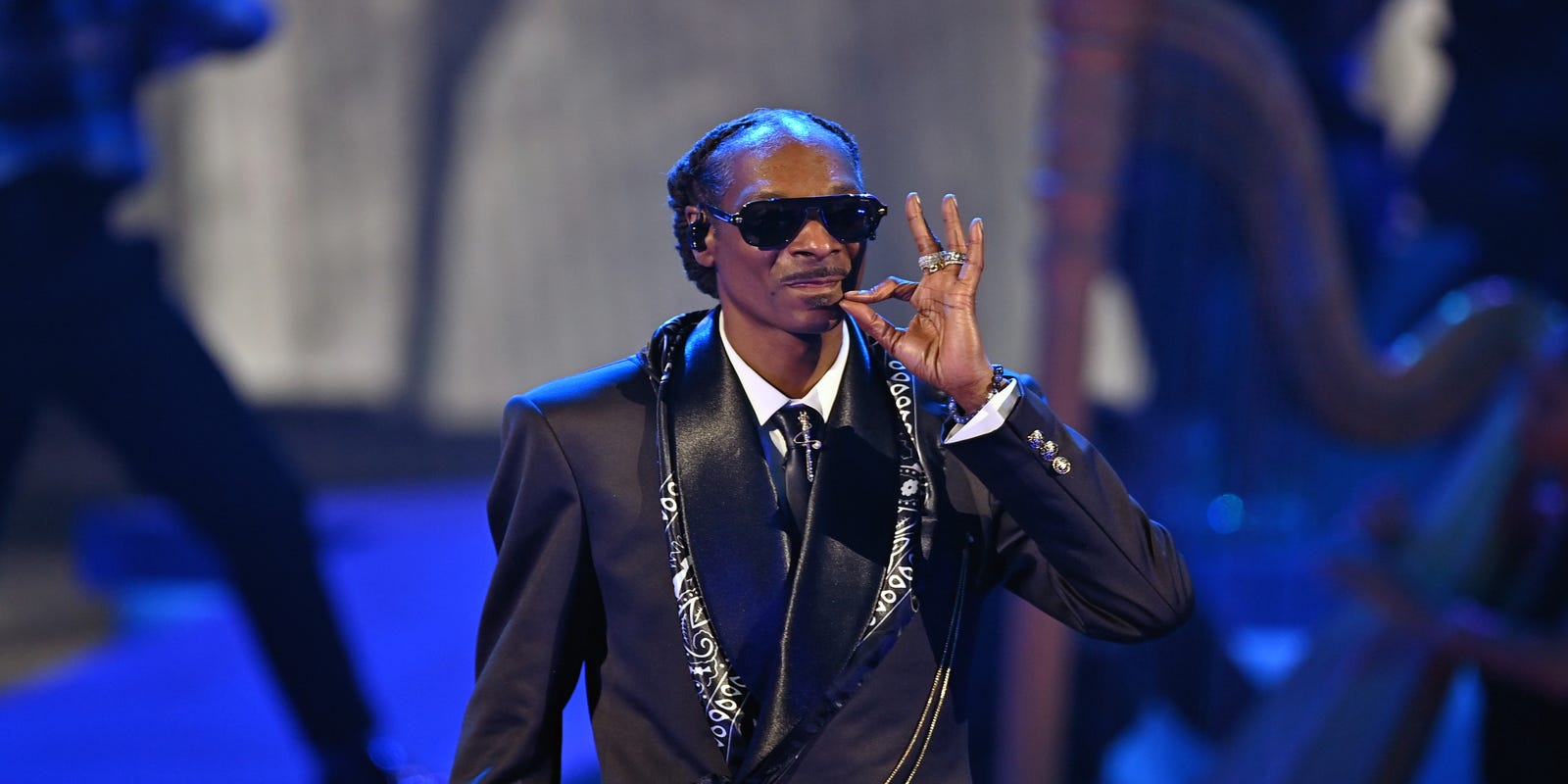 clarionledger's tweet card. Country music fans got a taste, and smell, of hip-hop at the Zac Brown Band’s Los Angeles show when Snoop Dogg made a surprise on-stage appearance.