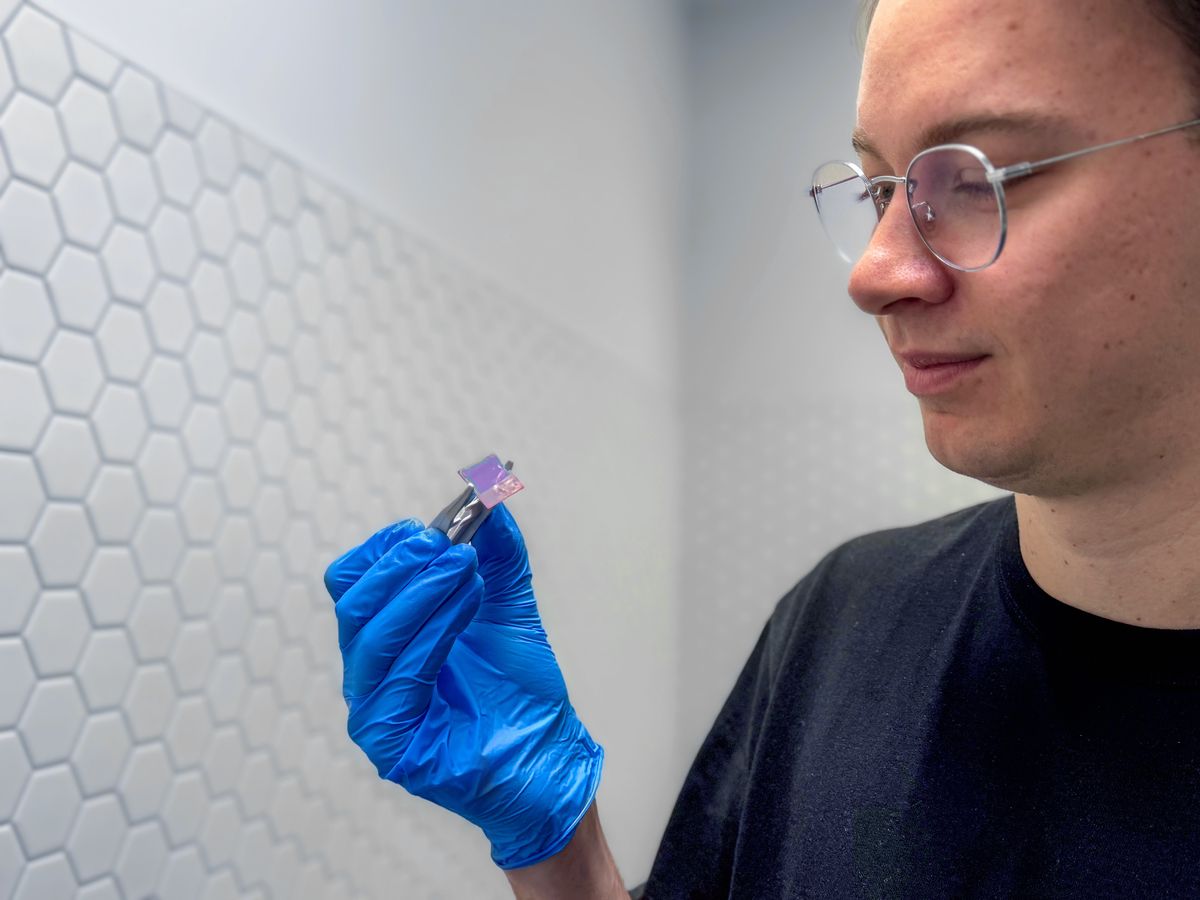 IEEESpectrum's tweet card. Scientists have developed a quantum battery prototype that stores energy for microseconds instead of nanoseconds.