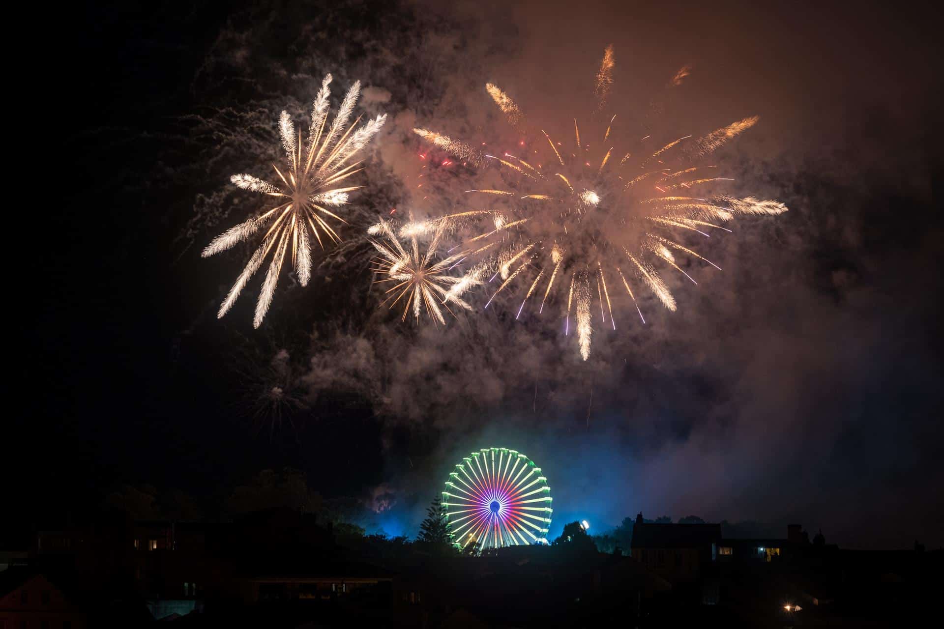 enfoquesgal's tweet card. Santiago de Compostela, O Burgo o Carril se preparan para honrar al patrón con procesiones, fuegos artificiales y conciertos