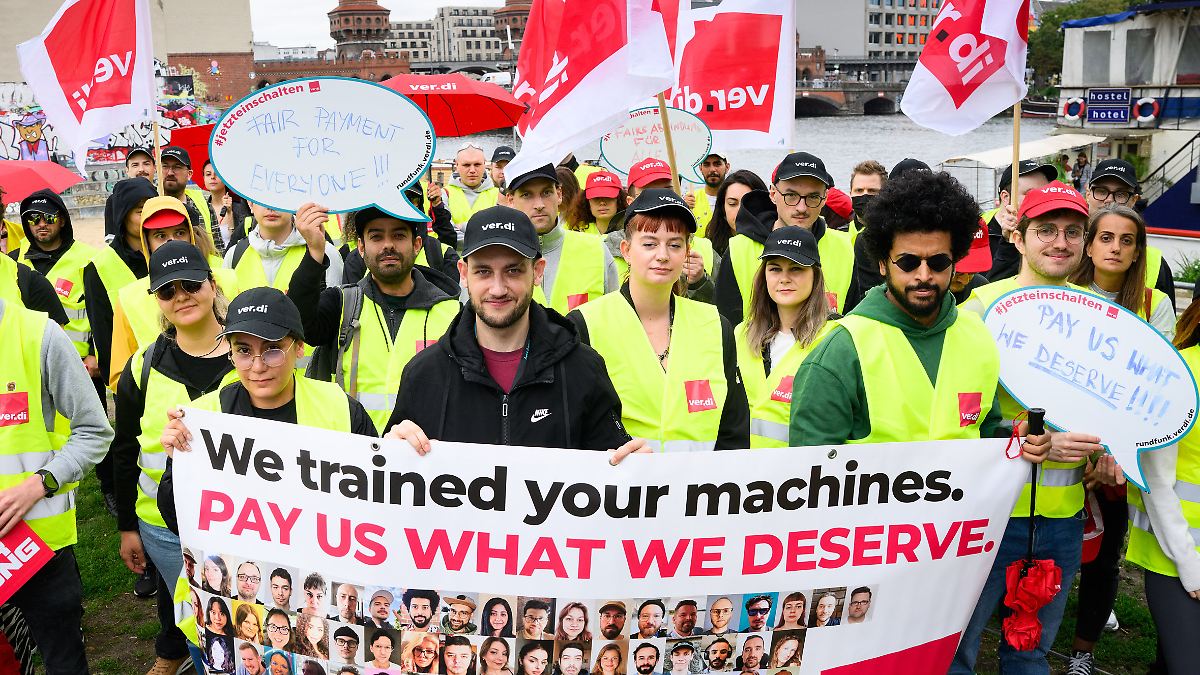 ntvde's tweet card. Erstmals überhaupt gibt es laut Verdi einen Warnstreik von Mitarbeitern einer Social-Media-Plattform in Deutschland. Beschäftigte von Tiktok protestieren gegen ihre geplante Entlassung. Ihre Aufgaben...
