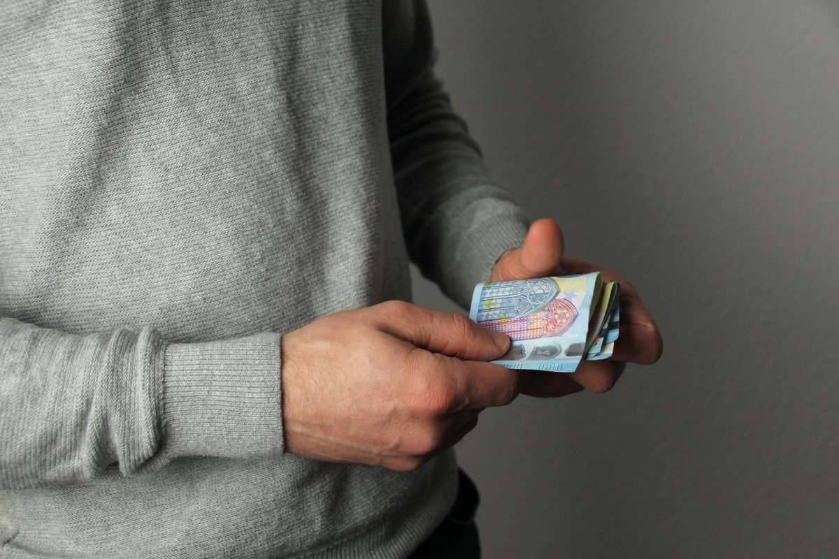 RaderLu's tweet card. Wenn Seriennummern von Scheinen mit Zeit und Ort der Erfassung gespeichert und diese Daten verstärkt gesammelt werden, geht die Anonymität des Bargelds flöten.