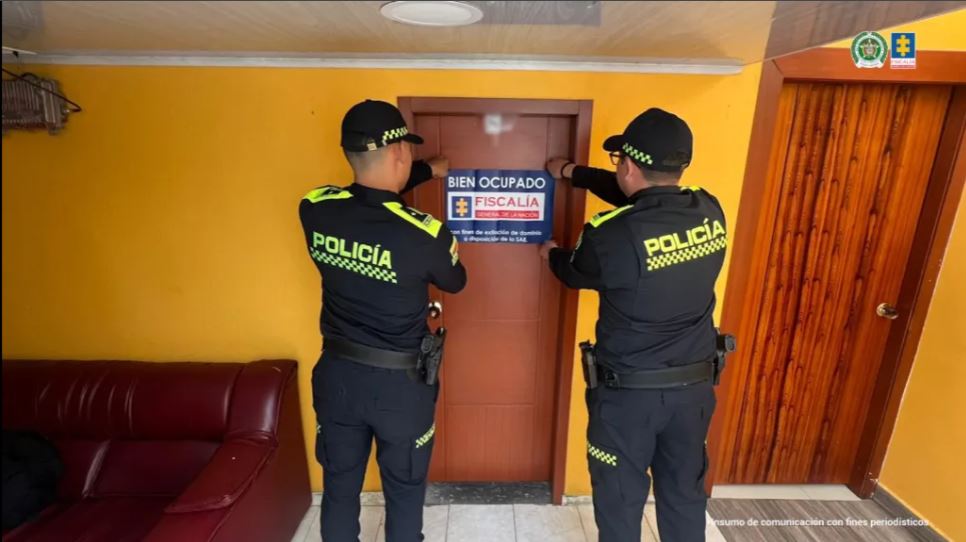 freddyzur's tweet card. La Fiscalía de Colombia documentó al menos 30 casos en los que los dueños de los bienes habrían recibido dinero a cambio de alojar migrantes