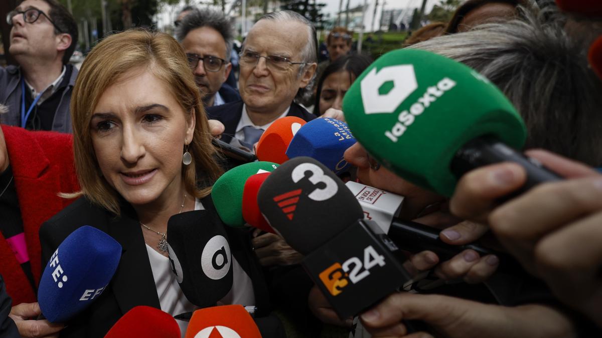 HectrSanjuan's tweet card. La imagen de periodistas agolpados a las puertas de la Ciudad de la Justicia de Valencia esperando a investigados o testigos o de personas protestando con megáfonos y