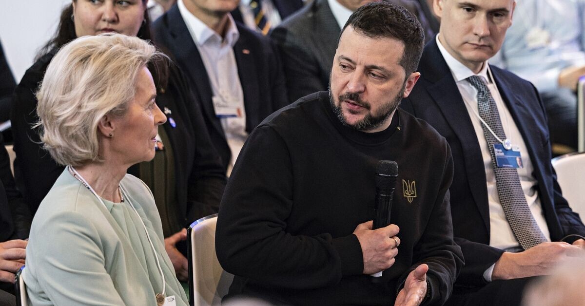 euronews's tweet card. The European Commission is hardening its tone in response to Ukraine's new law weakening the independence of two anti-corruption agencies.