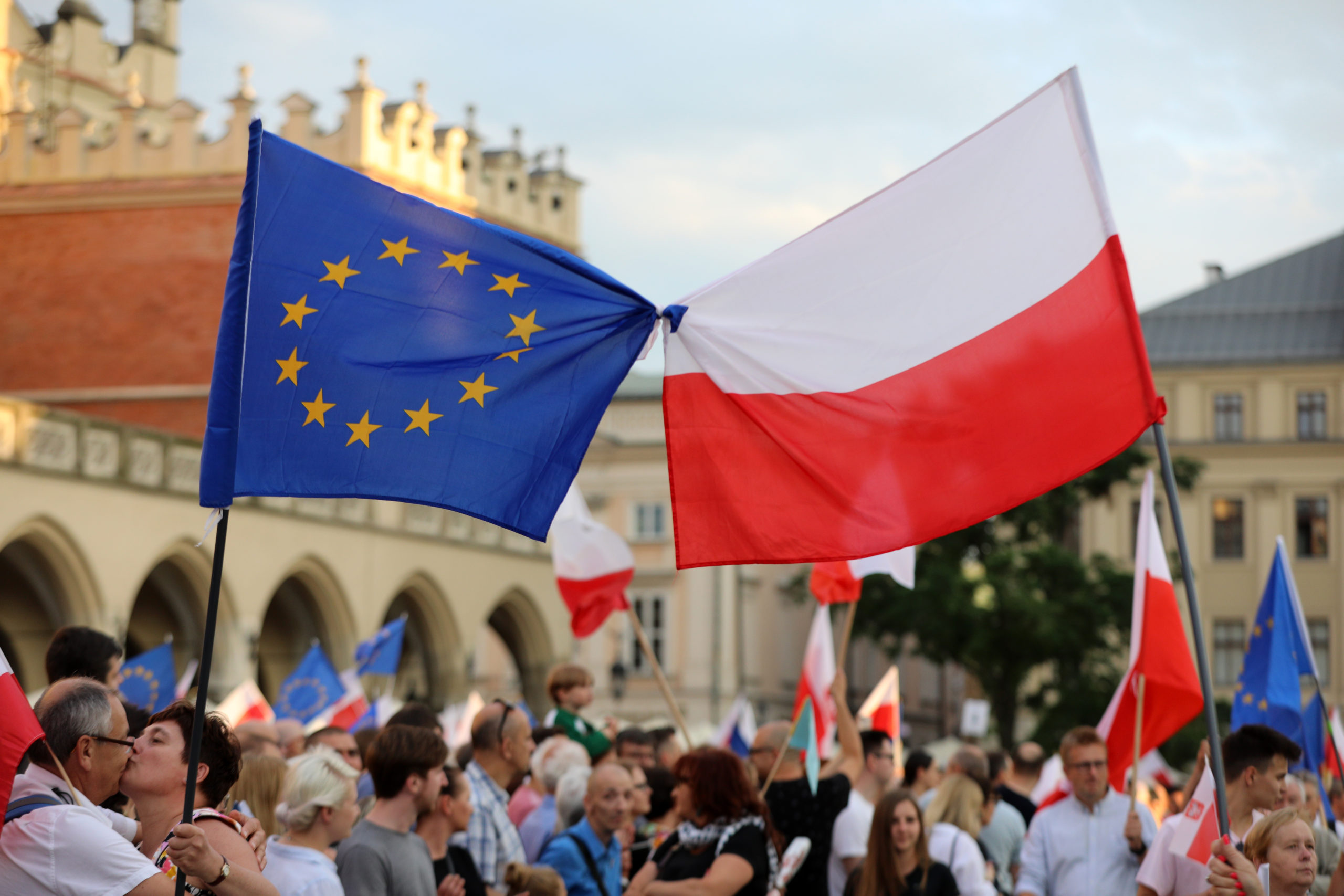 FriendsofEurope's tweet card. Poland’s polarised future: can the younger generation break the cycle? - Friends of Europe