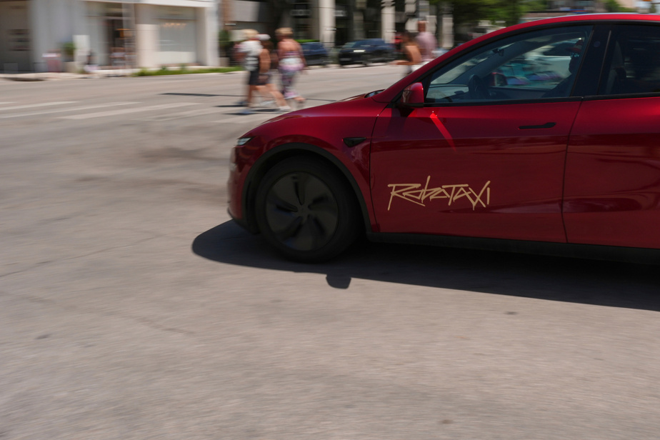 mcken's tweet card. Longtemps promis, finalement livré. Le service de véhicules autonomes à la demande Robotaxi de Tesla a officiellement mis un premier pneu sur les routes à Austin, au Texas, dans un environnement...
