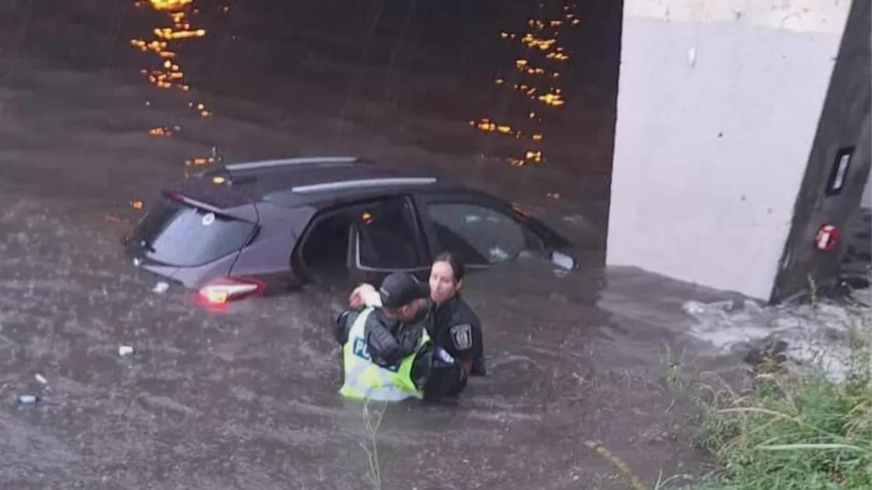 pascalrobidas's tweet card. Deux agents du Service de police de la Ville de Montréal (SPVM) ont sauvé la vie d'un octogénaire durant les orages de dimanche dernier.