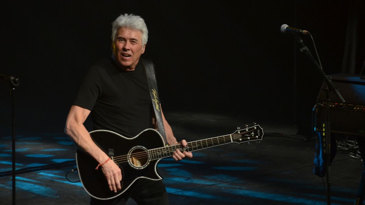omroepwest's tweet card. 'Nog een icoon overleden, het wordt druk in die grote concertzaal boven.' Fans zijn geschokt na het overlijden van George Kooymans. De gitarist en zanger van Golden Earring is woensdag overleden.