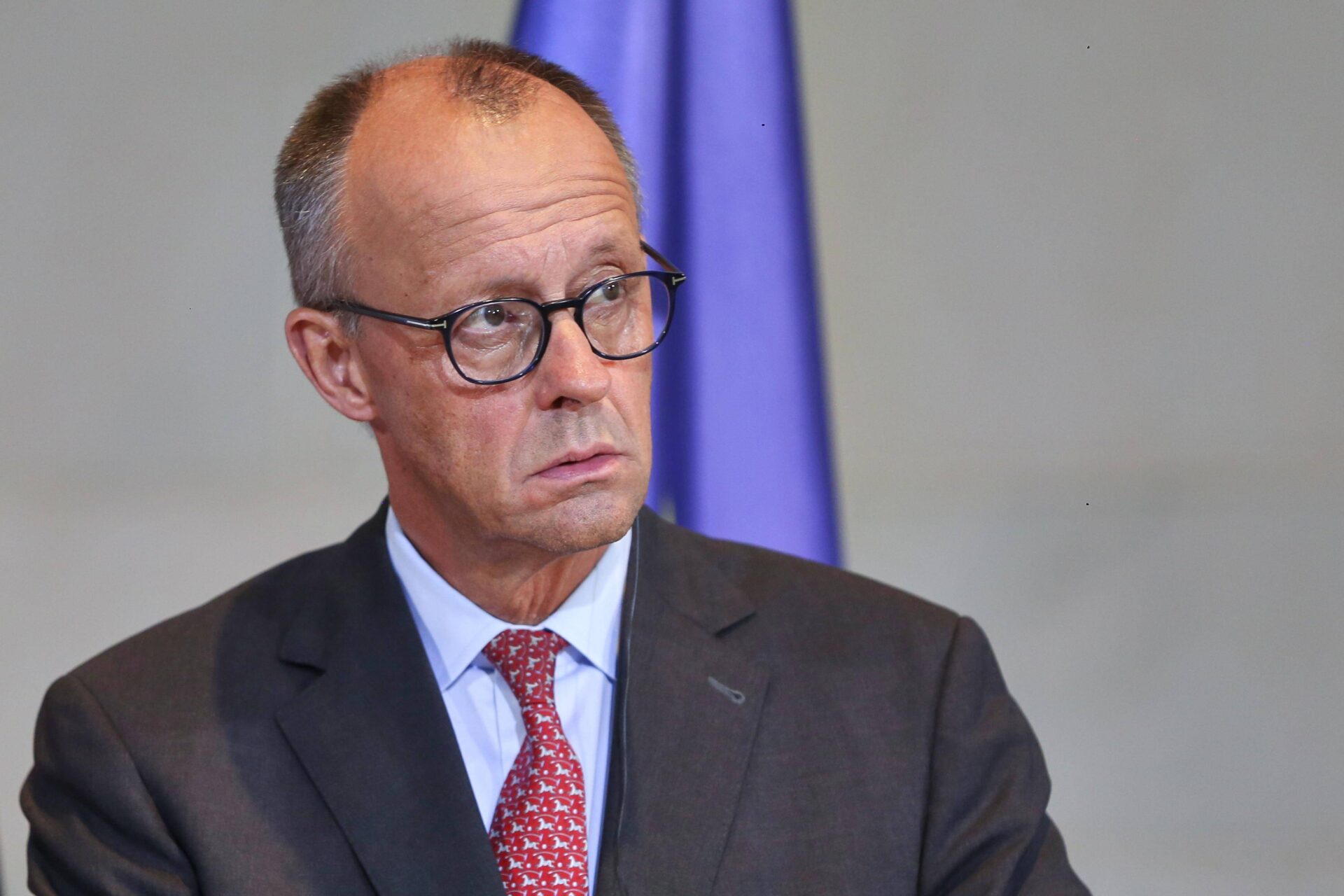 apollo_news_de's tweet card. Die Zufriedenheit mit Bundeskanzler Friedrich Merz ist laut Forsa auf einen neuen Tiefpunkt gefallen. Nur noch 32 Prozent der Wahlberechtigten unterstützen seine Arbeit, besonders im Osten ist der...